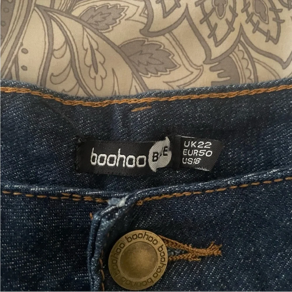 Boohoo plus rip knee mom jeans NWT dark wash distressed plus size 18